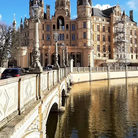 Lejlighed Charmantes, Helles City-apartment - Nahe Hafen, Schloss & Altstadt *